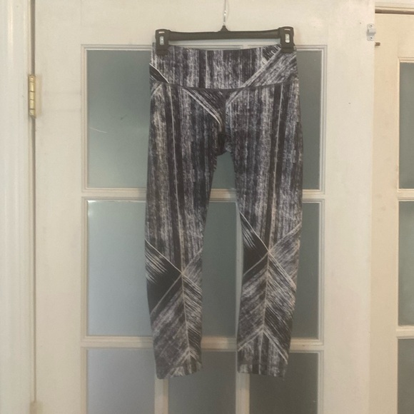 Lululemon Leggings Cropped Size 4 - Picture 1 of 4